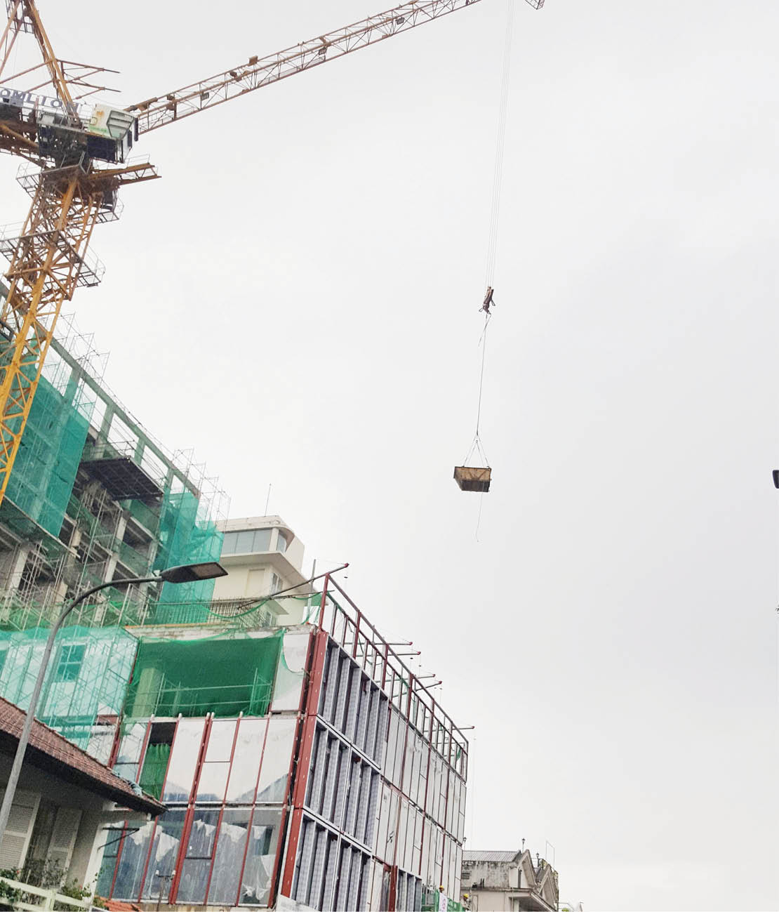 Ẩn họa khi cần cẩu lơ lửng trên đầu