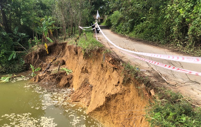 Mưa lũ gây thiệt hại nặng hạ tầng giao thông
