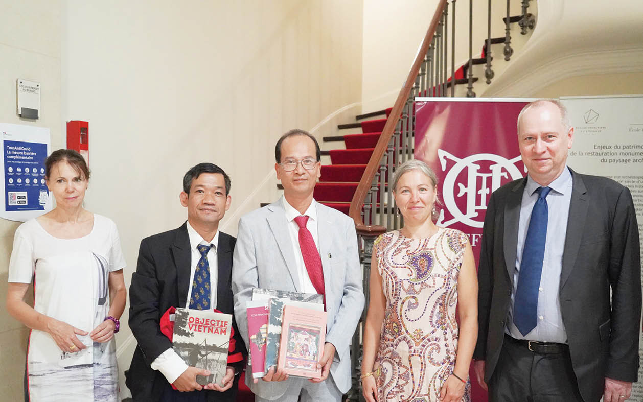 Connecting and searching for cultural heritage documents in France