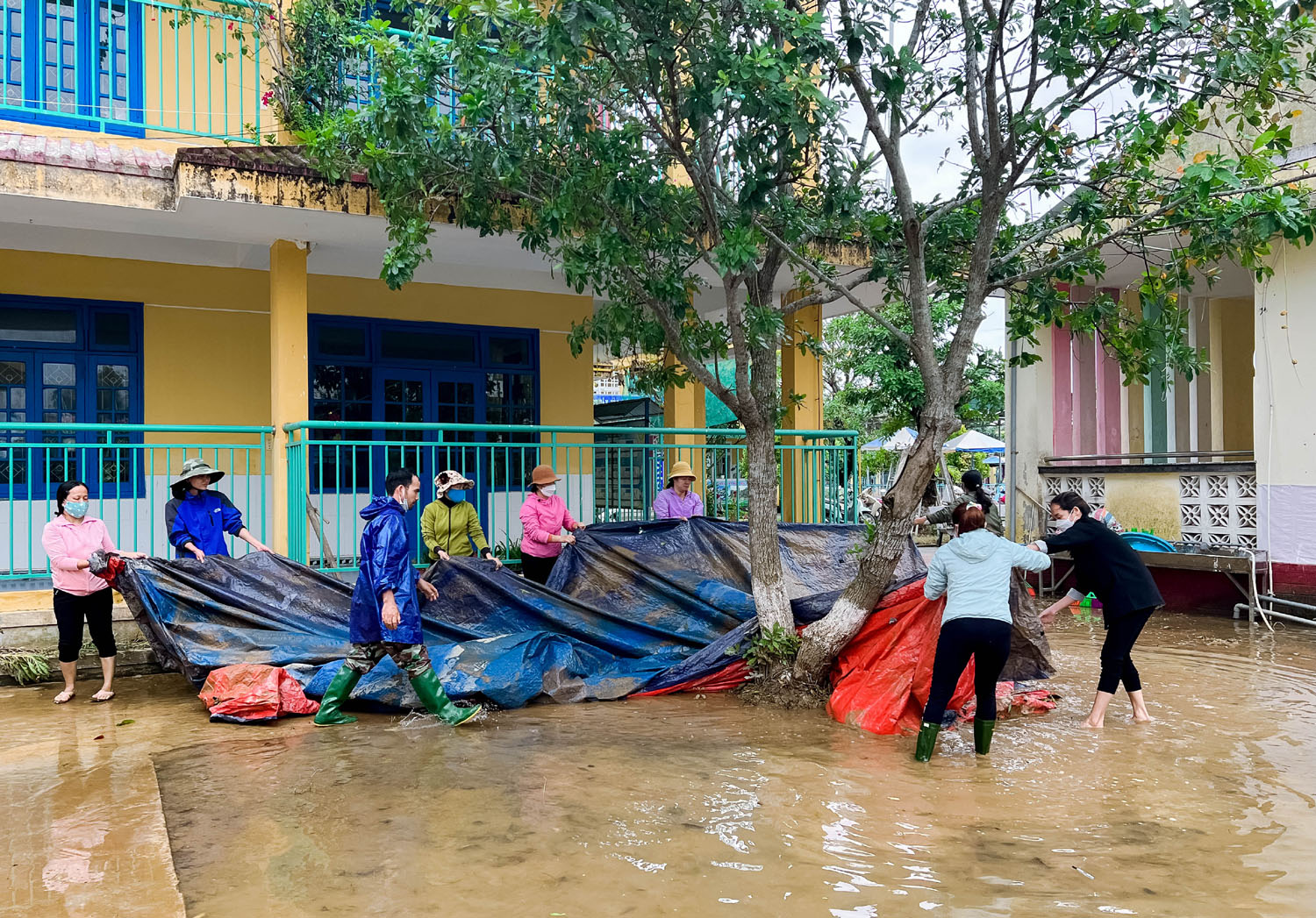 Dọn lũ thay vì nhận quà ngày 20 10