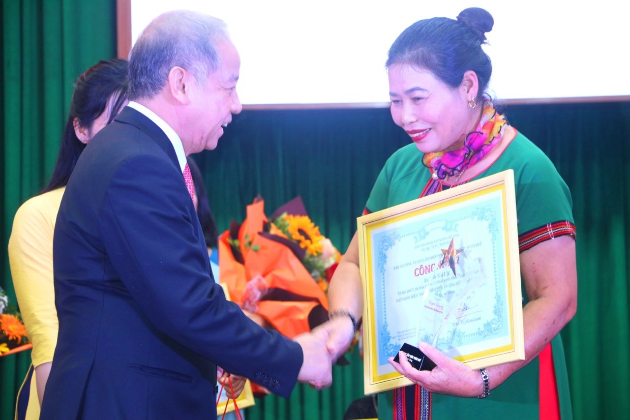 Tuyên dương 10 gương mặt phụ nữ tiêu biểu Những câu chuyện cổ tích giữa đời thường