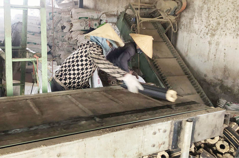 Đi lên từ củi trấu