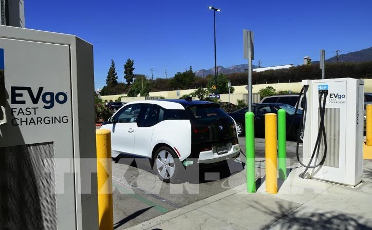 Các nhà sản xuất ô tô toàn cầu tăng gấp đôi chi tiêu cho xe điện và pin