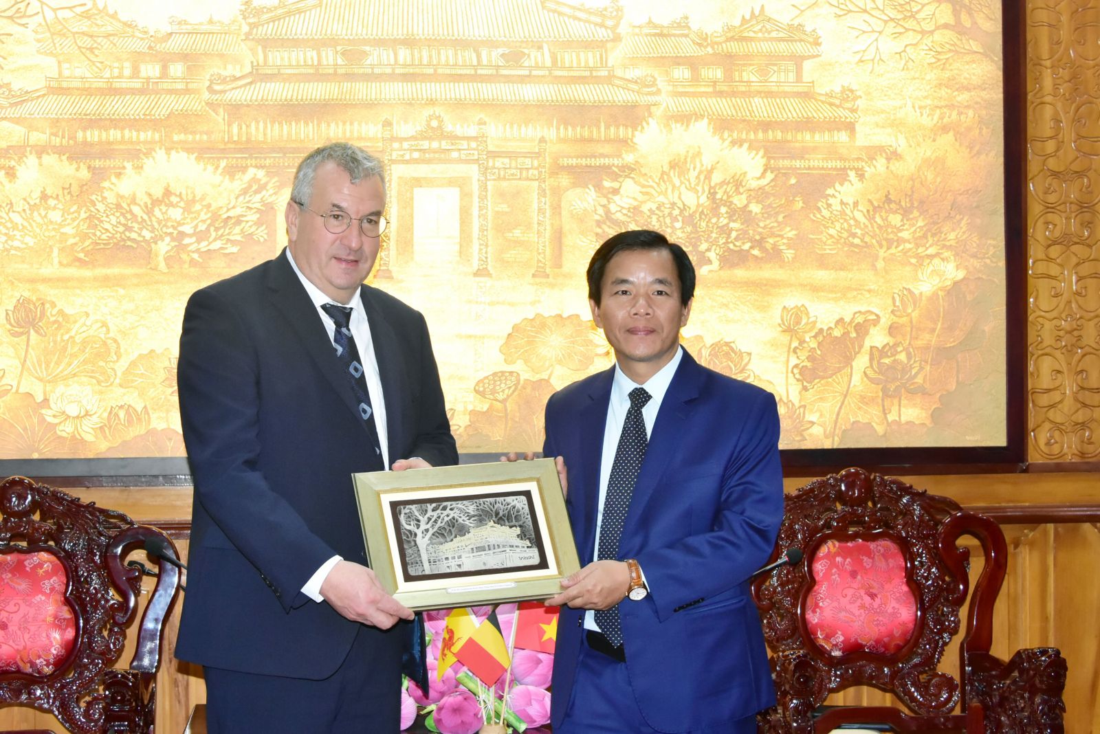 Chairman of the Provincial People s Committee Mr Nguyen Van Phuong meets with the Minister and President of the French Community of Belgium