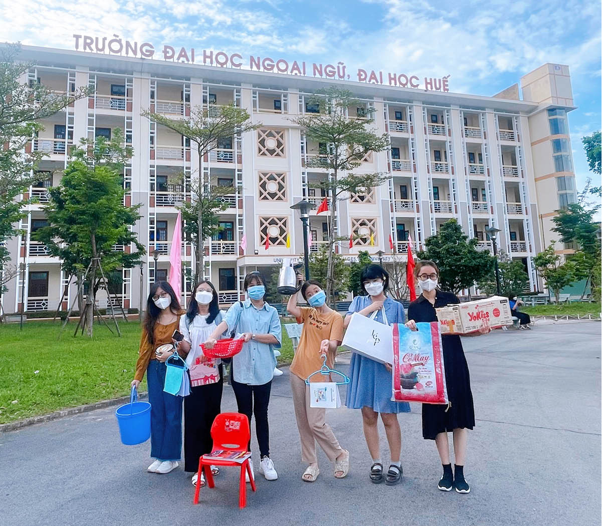 Giới trẻ vui nhộn đến trường cùng trào lưu “thấy gì vơ đó”
