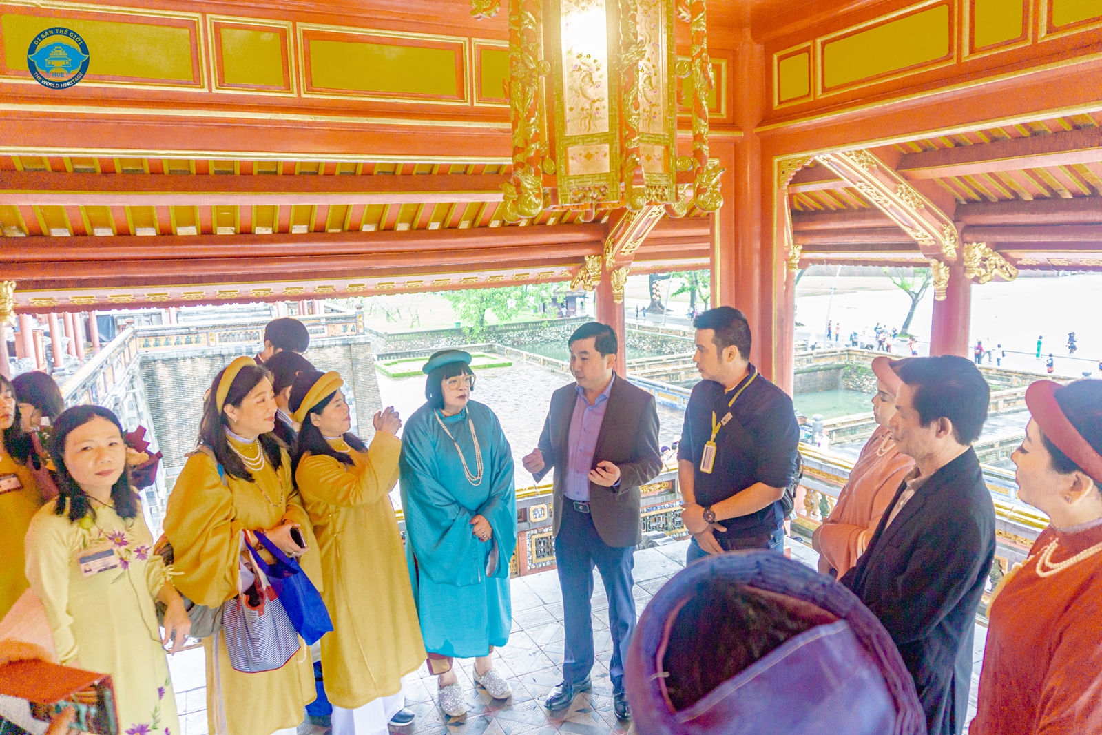 Đoàn khách theo chuyến bay charter từ Bangkok thăm Hoàng cung Huế