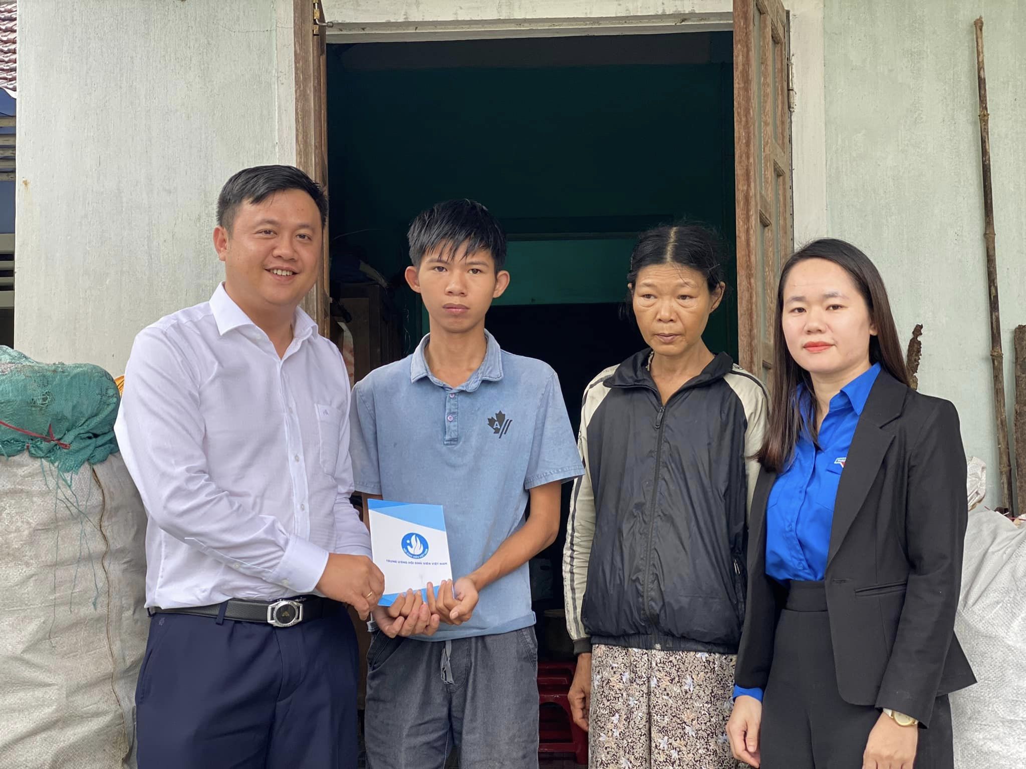 Trung ương Hội Sinh viên Việt Nam thăm, tặng quà học sinh khó khăn bị ảnh hưởng bởi lũ lụt