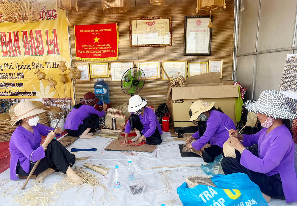 Có nên vừa đá bóng, vừa thổi còi