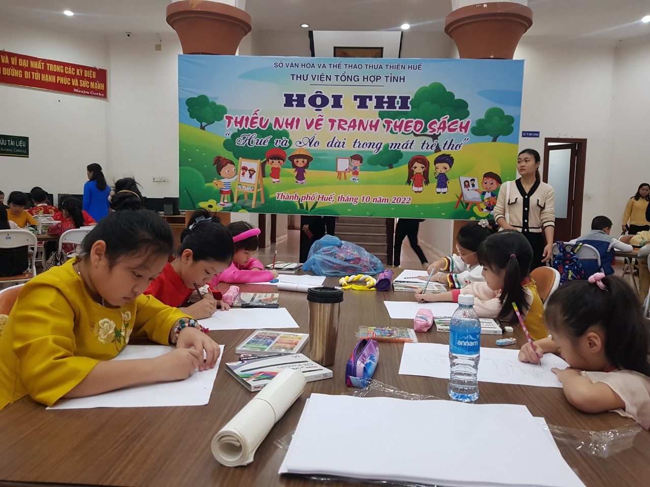 Huế và áo dài trong mắt trẻ thơ