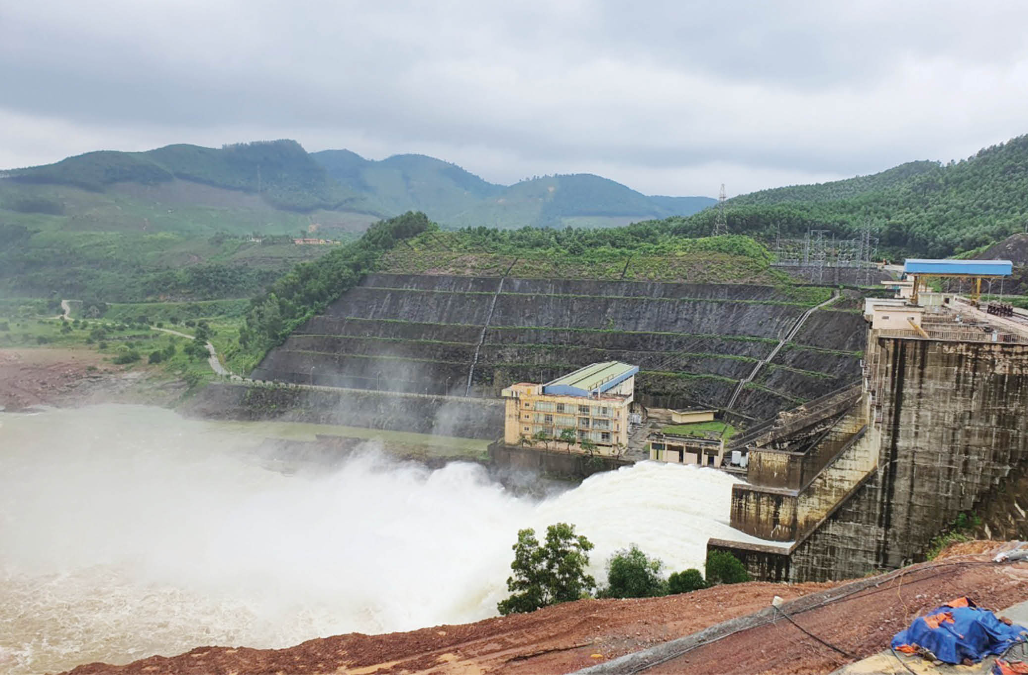 Hệ thống hồ đập cắt giảm tích cực và hiệu quả lũ lụt cho vùng hạ du