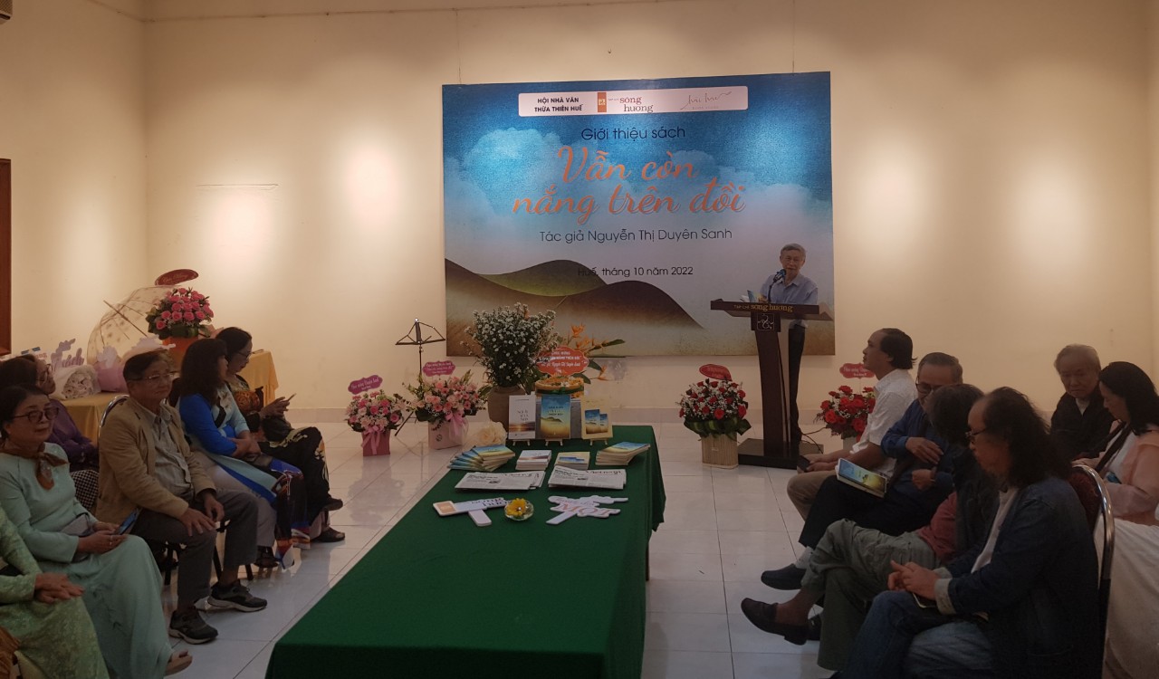 “Vẫn còn nắng trên đồi” – trang văn của tình thương