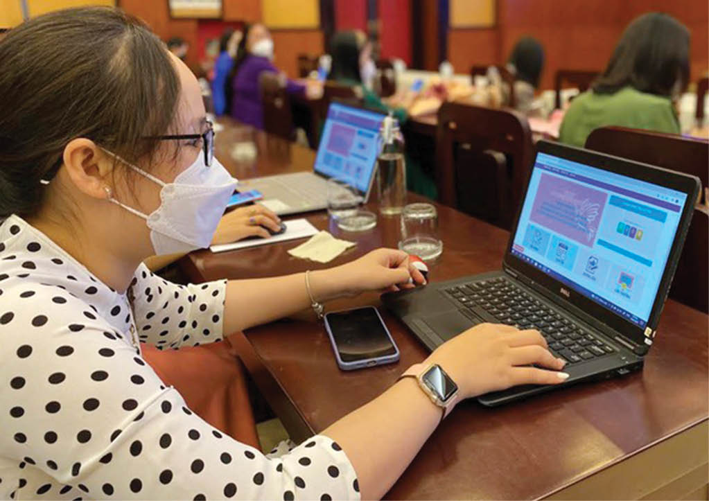 Phụ nữ với công nghệ số