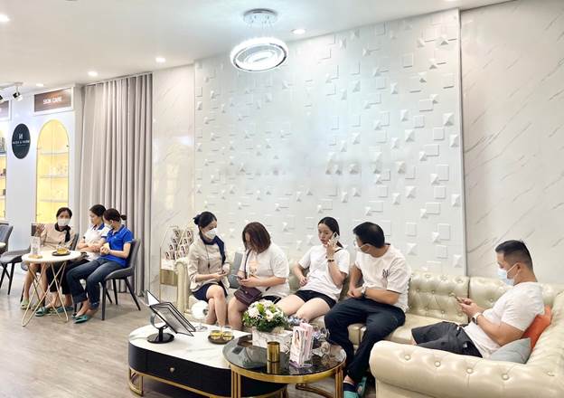 Nên tự tẩy lông tại nhà hay đến spa triệt lông