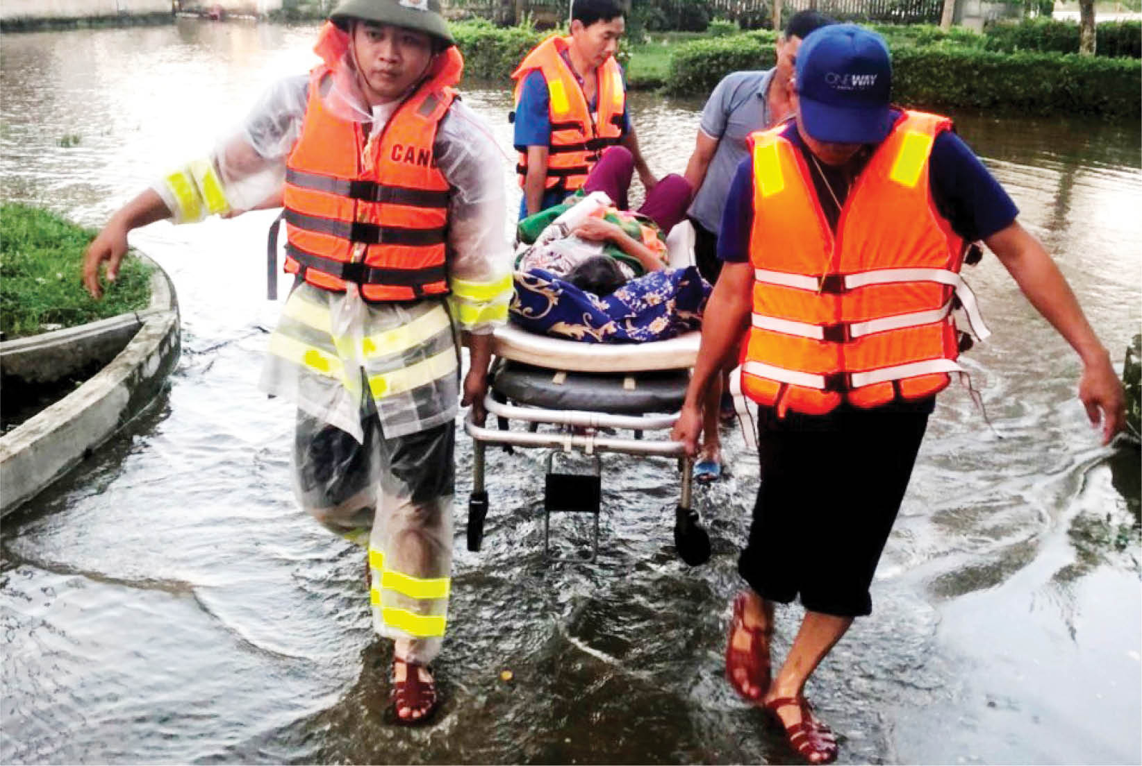 Nhân lên những hành động đẹp trong mưa lũ