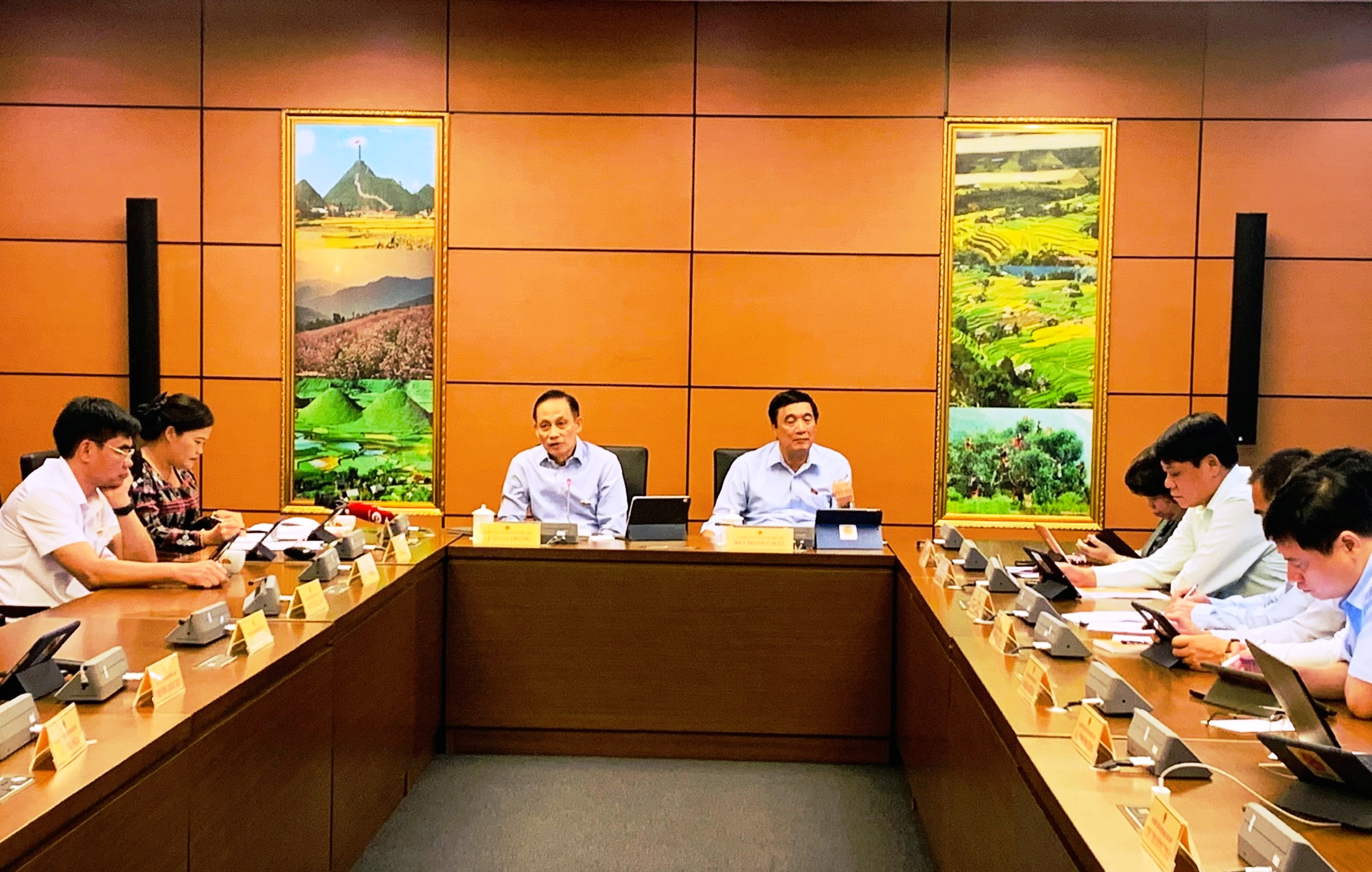 Đoàn đại biểu Quốc hội tỉnh đóng góp nhiều ý kiến tại buổi thảo luận tổ