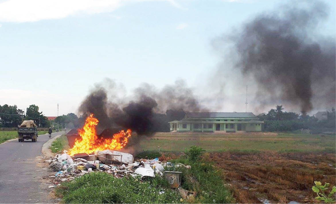 Không nên tự đốt rác nhựa, ni lông