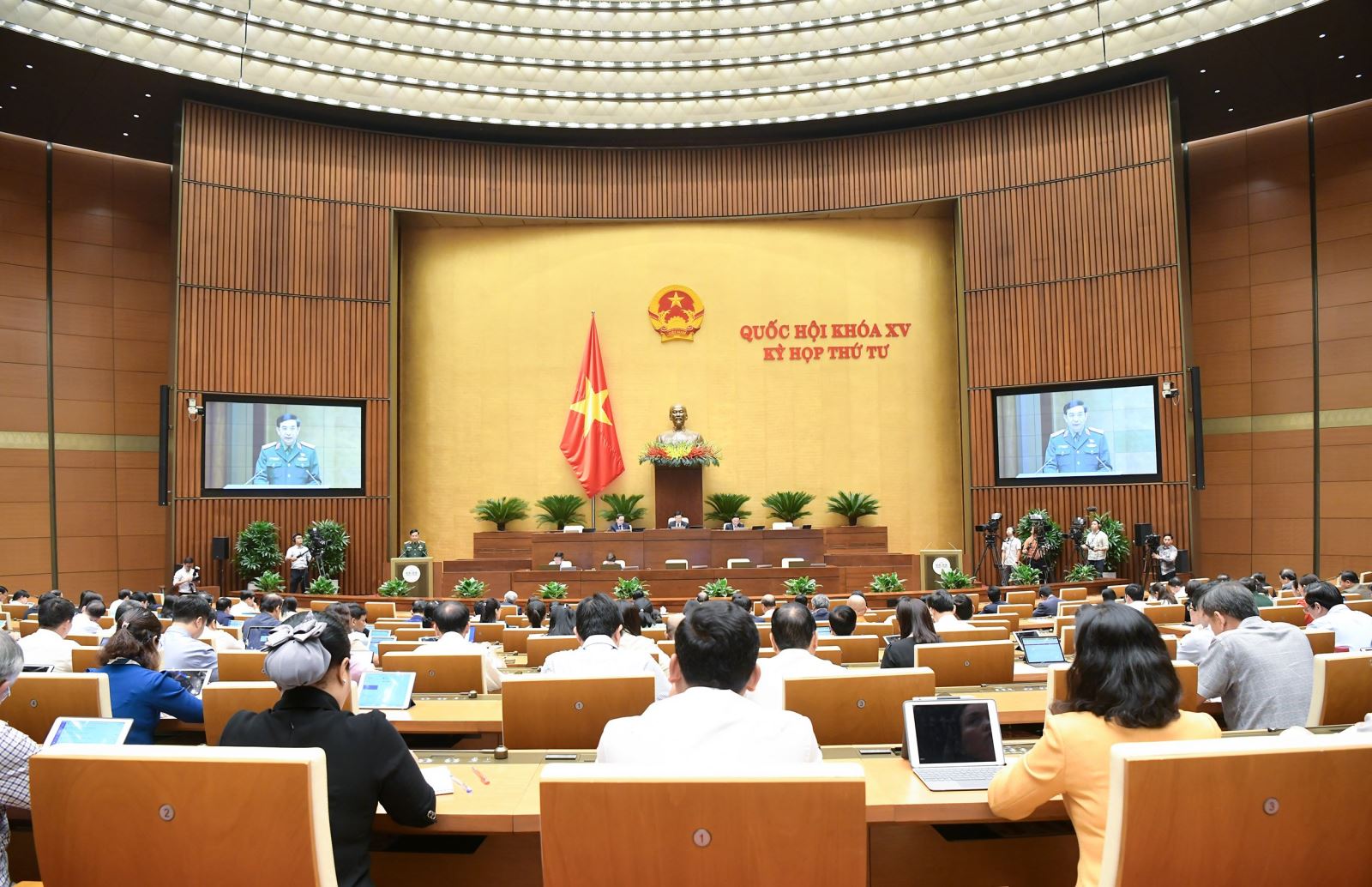 Ngày 27 10, Quốc hội dành thời gian thảo luận về kinh tế xã hội