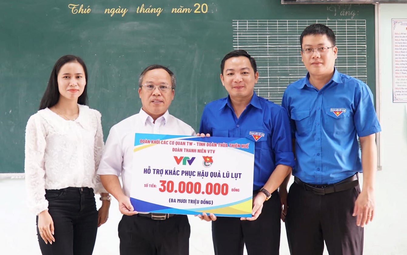 Đoàn Thanh niên Đài Truyền hình Việt Nam thăm, tặng quà hỗ trợ người dân vùng lũ Quảng Điền