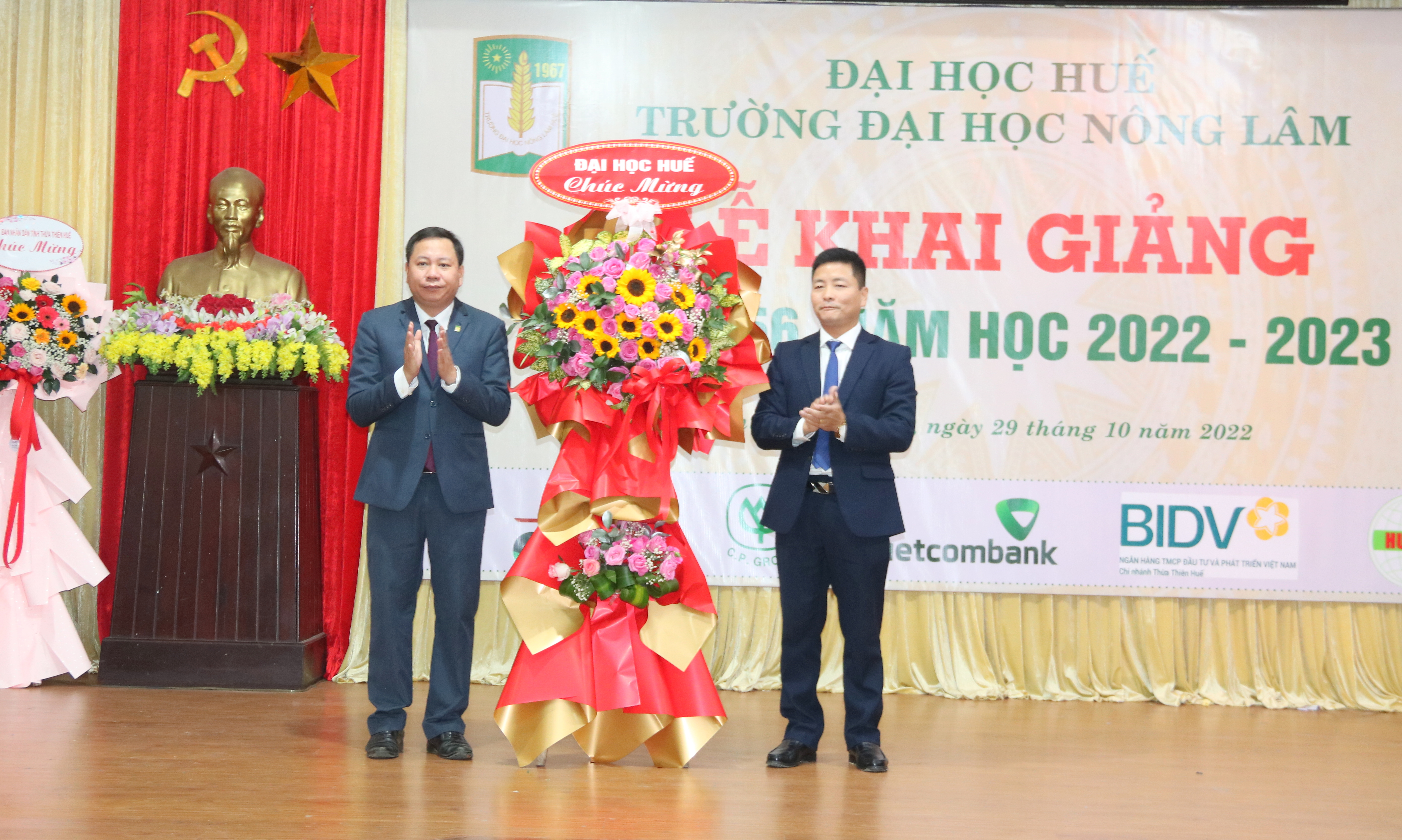 Hơn 800 tân sinh viên Trường đại học Nông Lâm bước vào năm học mới