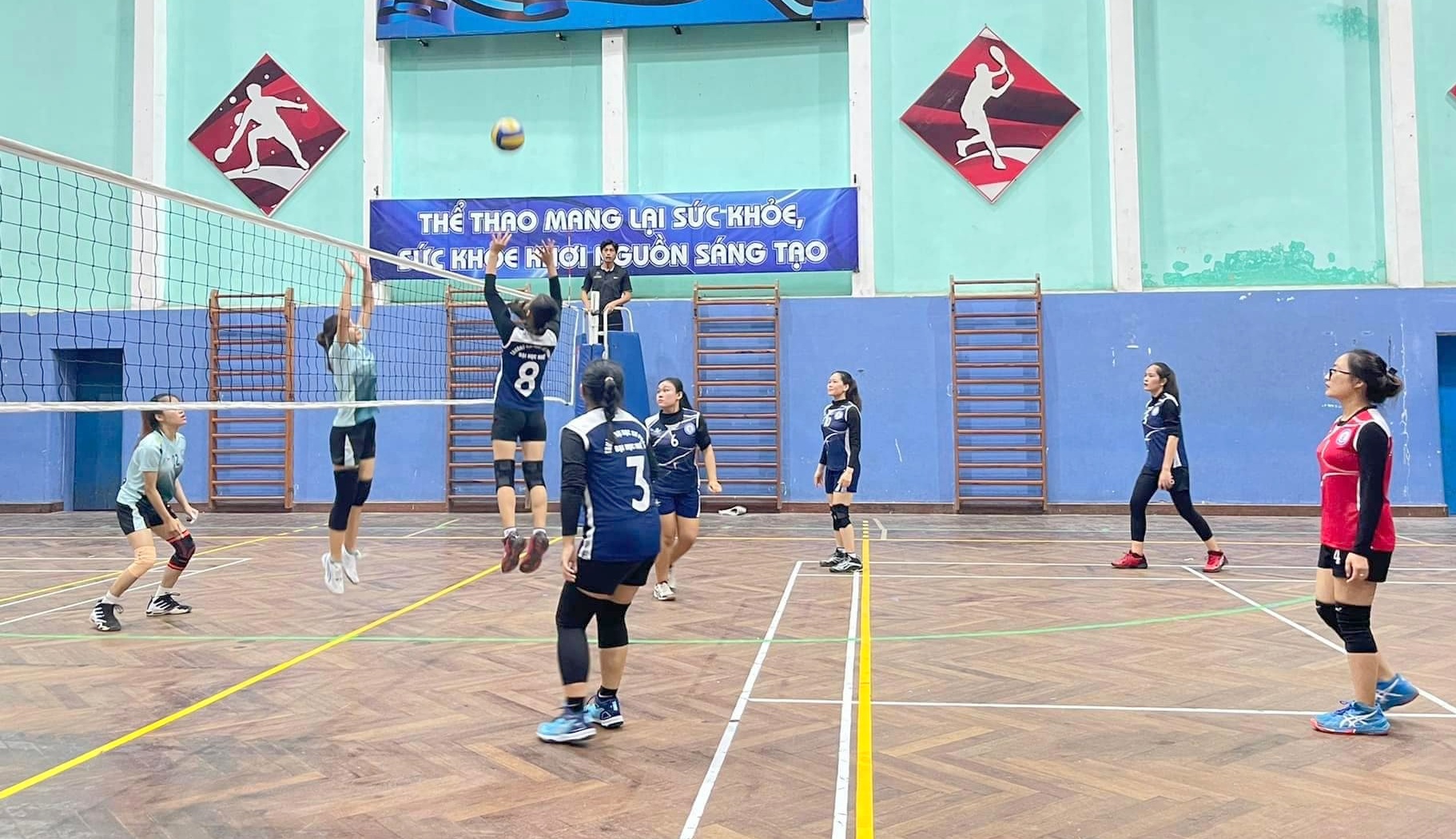 Trường ĐH Y - Dược và Trường ĐH Luật giành thành tích cao tại giải bóng chuyền