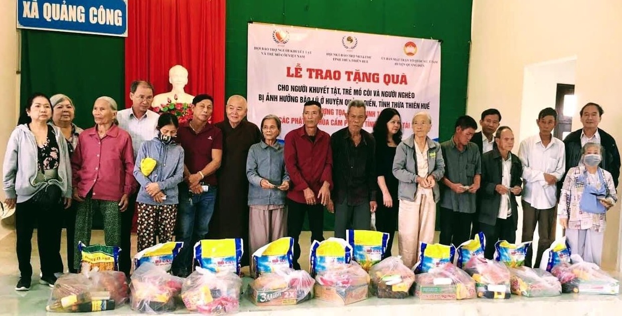 Trao 300 suất quà, hỗ trợ sửa nhà cho người dân ảnh hưởng thiên tai