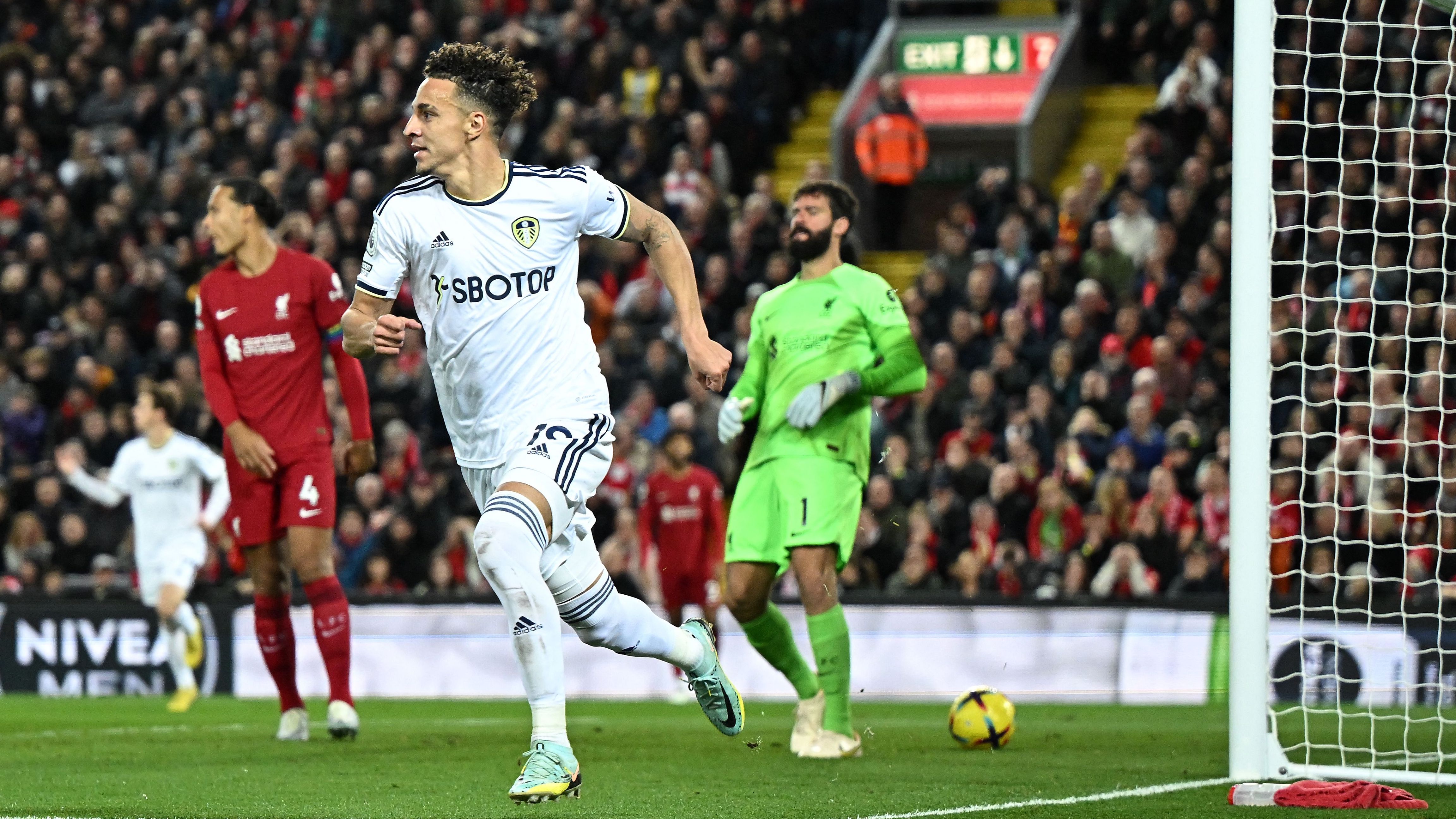 Thua đau ở phút cuối, The Kop rơi vào khủng hoảng