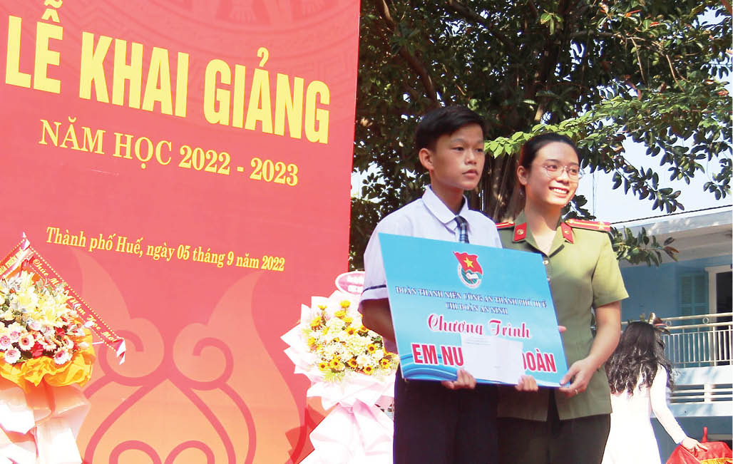 Đỡ đầu học sinh nghèo