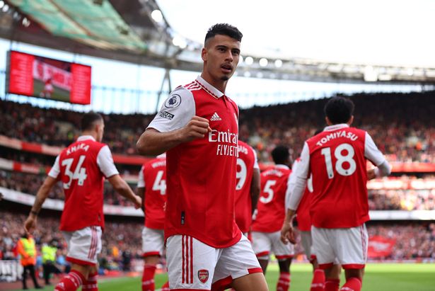 Hủy diệt đội bét bảng, ngôi đầu lại về tay Pháo thủ