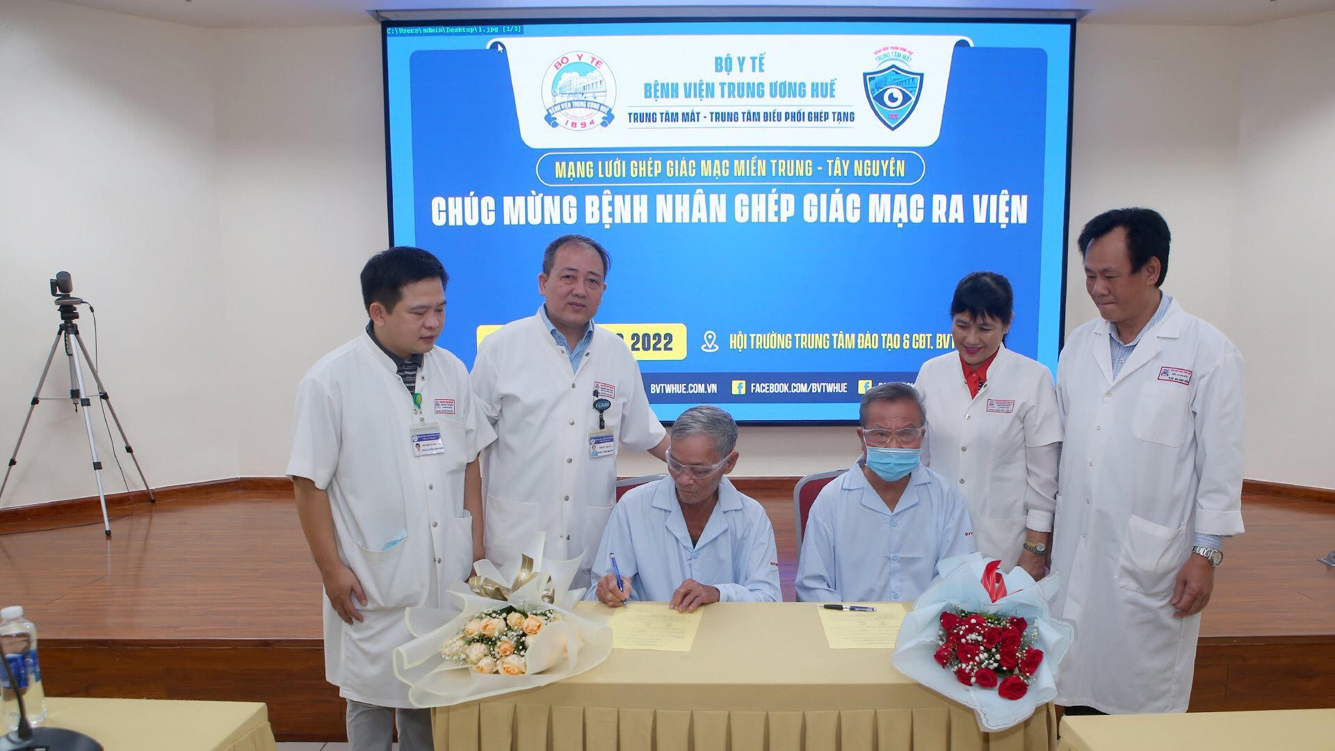 Mang lại ánh sáng cho hai người mù từ giác mạc hiến tặng ở Đắc Lắc