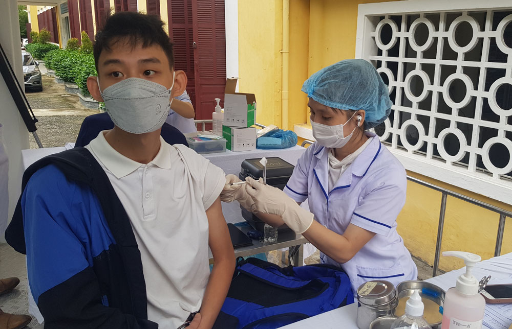 Tiêm vaccin phòng COVID-19 nhắc lại lần 1, lần 2 cho hơn 500 cán bộ, sinh viên Đại học Huế