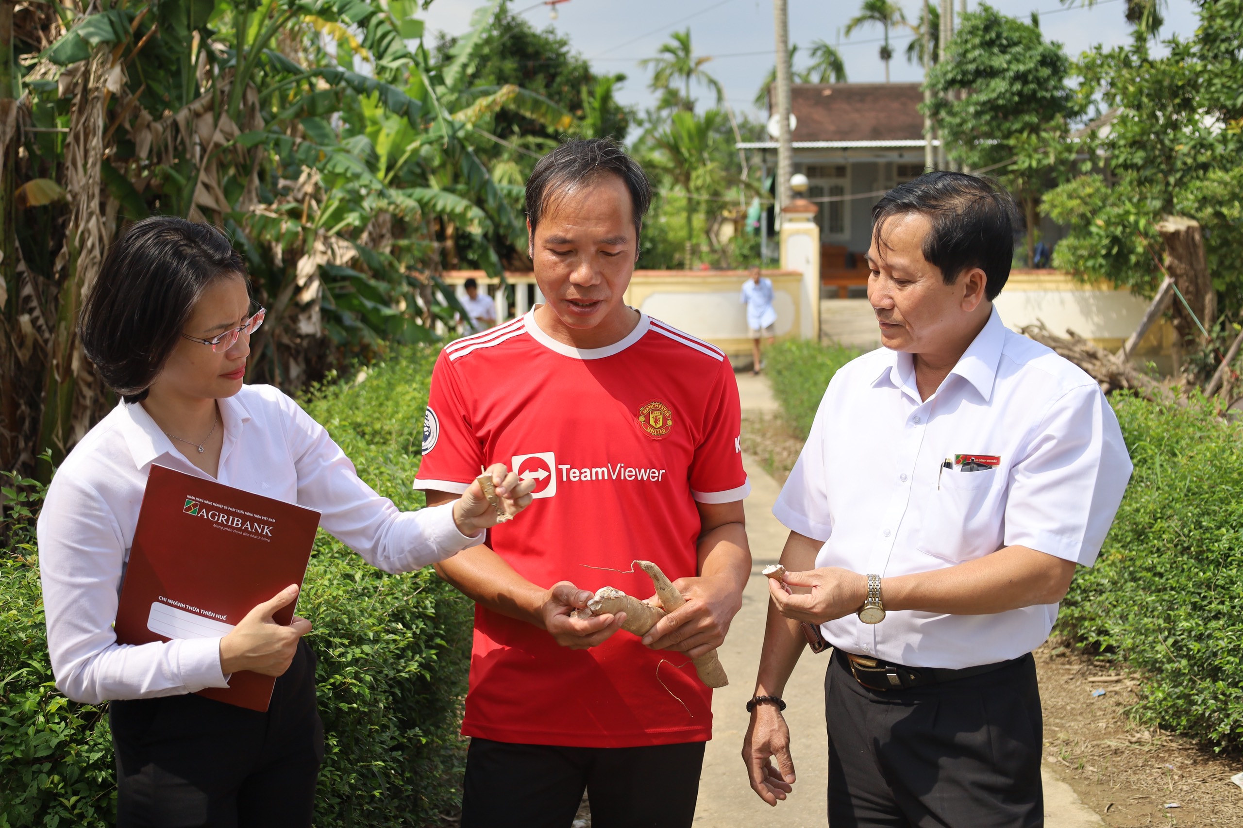 Trao 50 triệu đồng cho người dân bị thiệt hại do mưa lũ