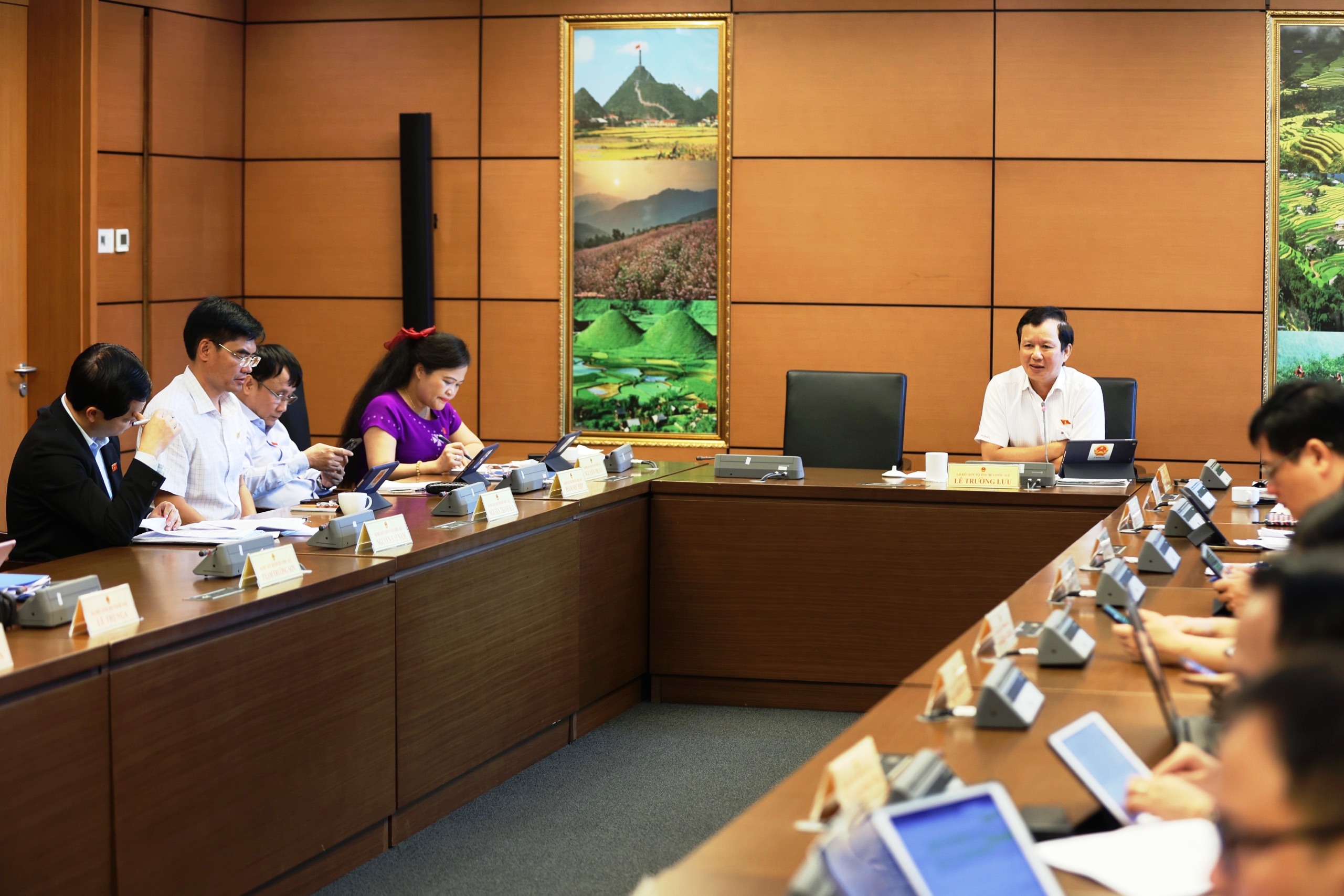 Đoàn Đại biểu quốc hội tỉnh tham gia thảo luận tại tổ về Dự án Luật đất đai