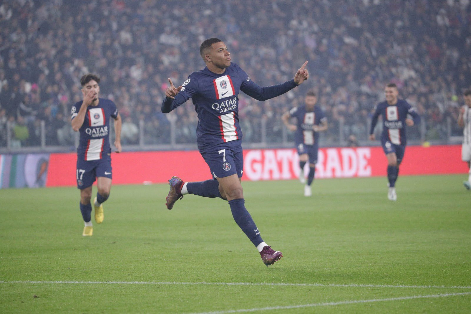 Mbappe tỏa sáng nhưng PSG vẫn mất ngôi đầu