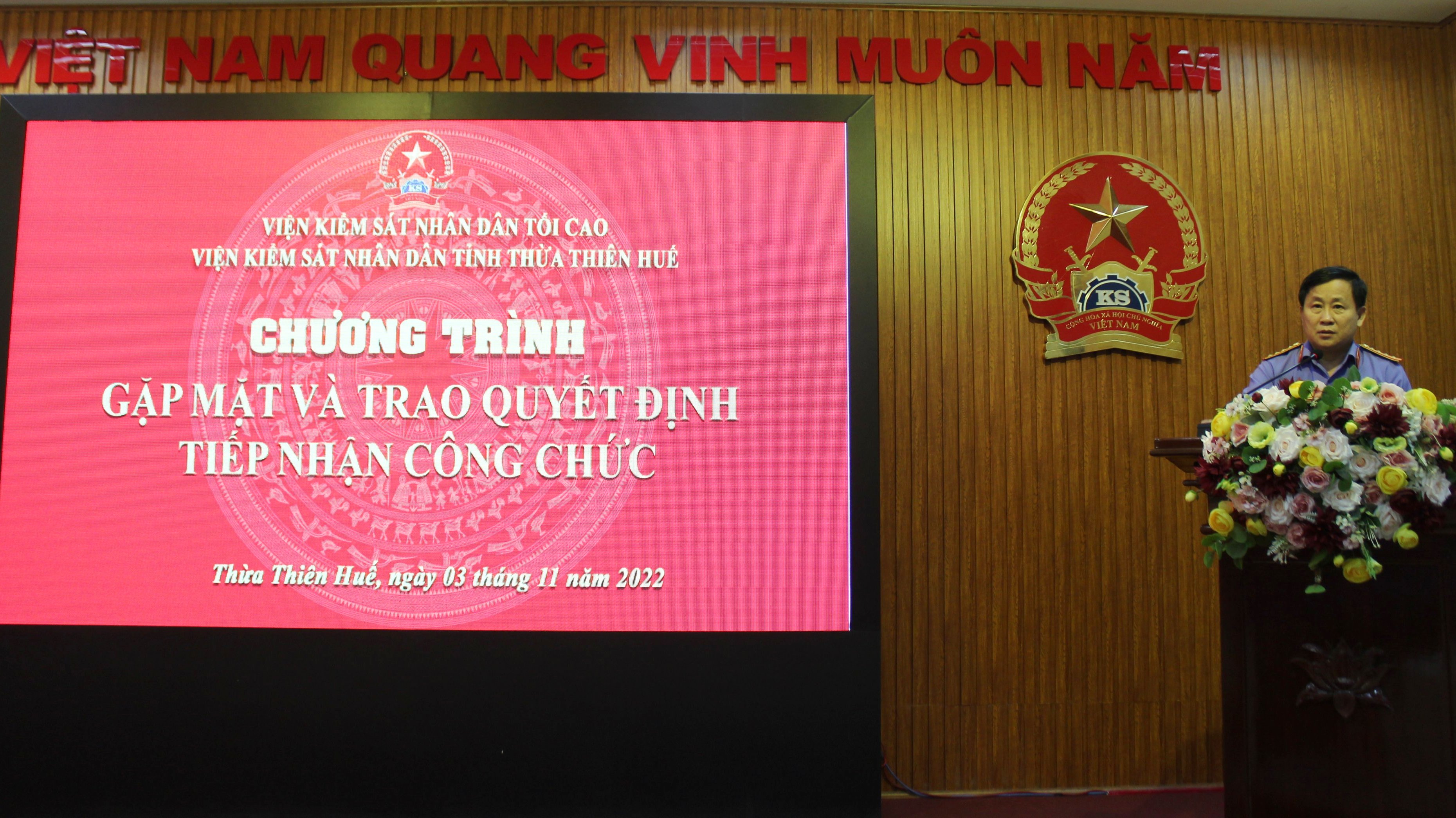 Viện kiểm sát Nhân dân tỉnh trao quyết định tiếp nhận, điều động công chức