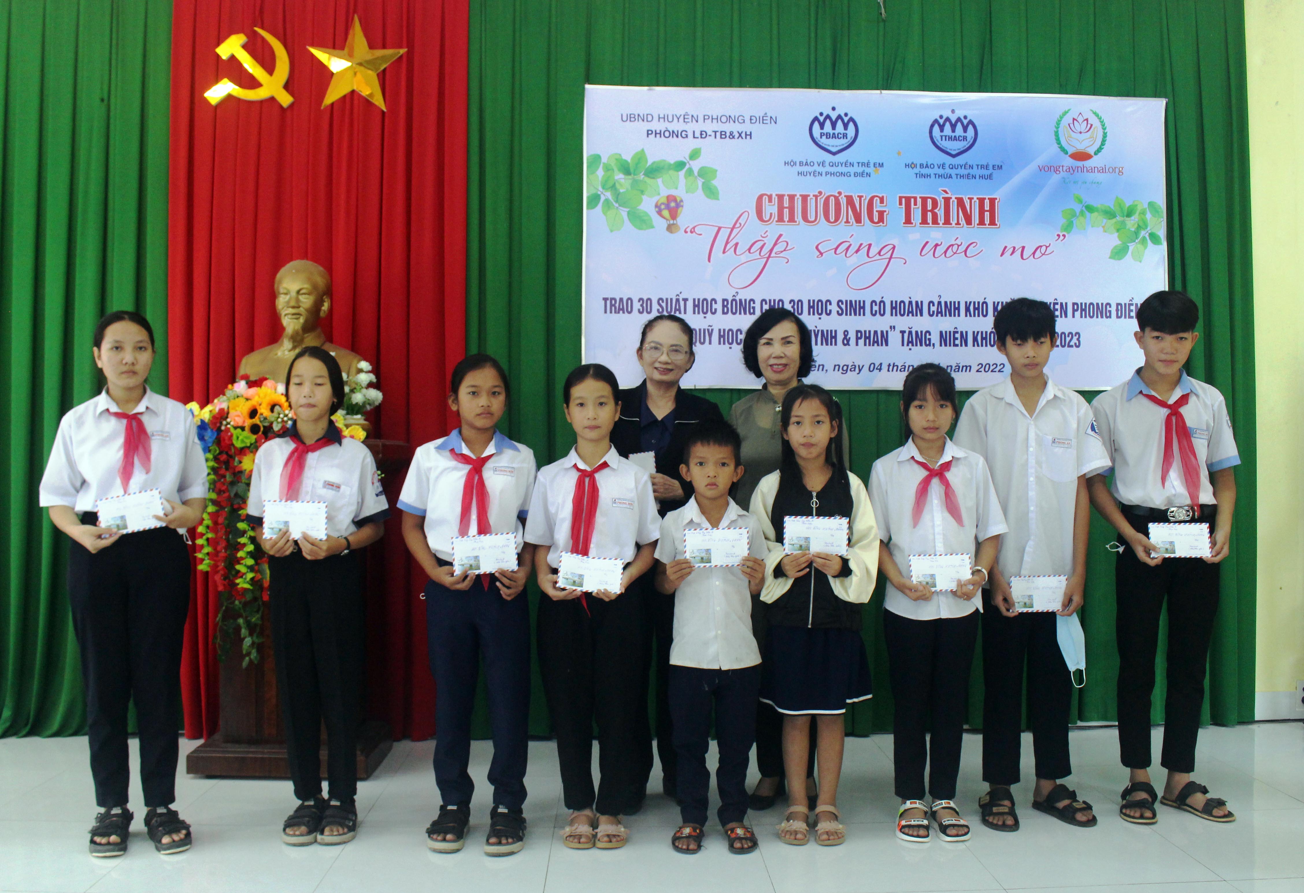 Trao 30 suất học bổng cho học sinh Phong Điền có hoàn cảnh khó khăn