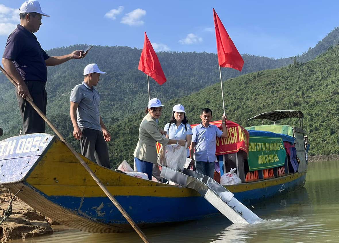 Tái tạo nguồn lợi thủy sản trên hồ Truồi