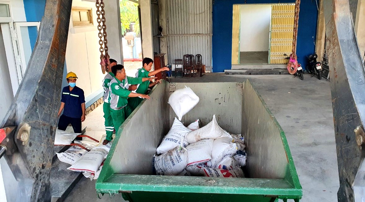 Tiêu hủy hơn 9,5 tấn hàng lậu