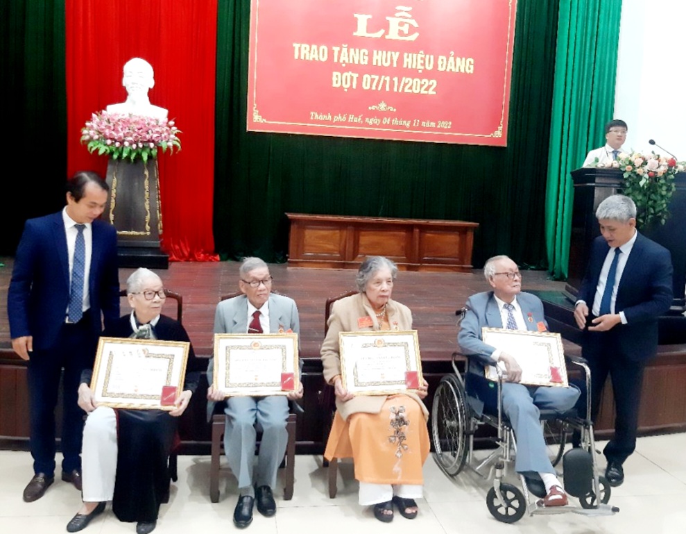 Thành uỷ Huế trao tặng, truy tặng Huy hiệu Đảng cho 194 đảng viên