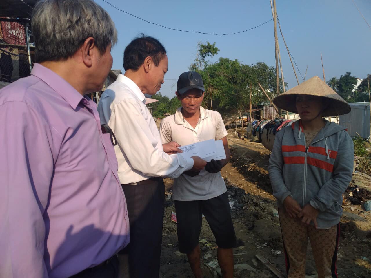 Trao 9 triệu đồng hỗ trợ gia đình học sinh trong vụ cháy ở phường Vỹ Dạ