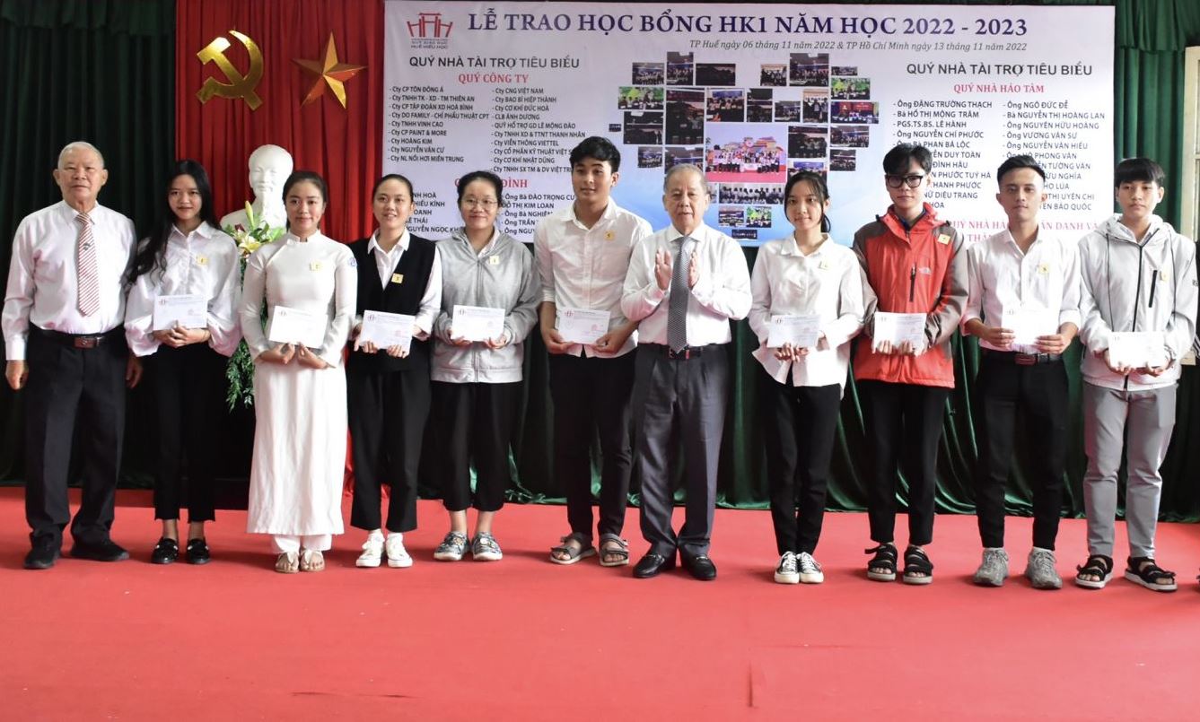 Trao trên 400 suất học bổng cho sinh viên, học sinh nghèo hiếu học