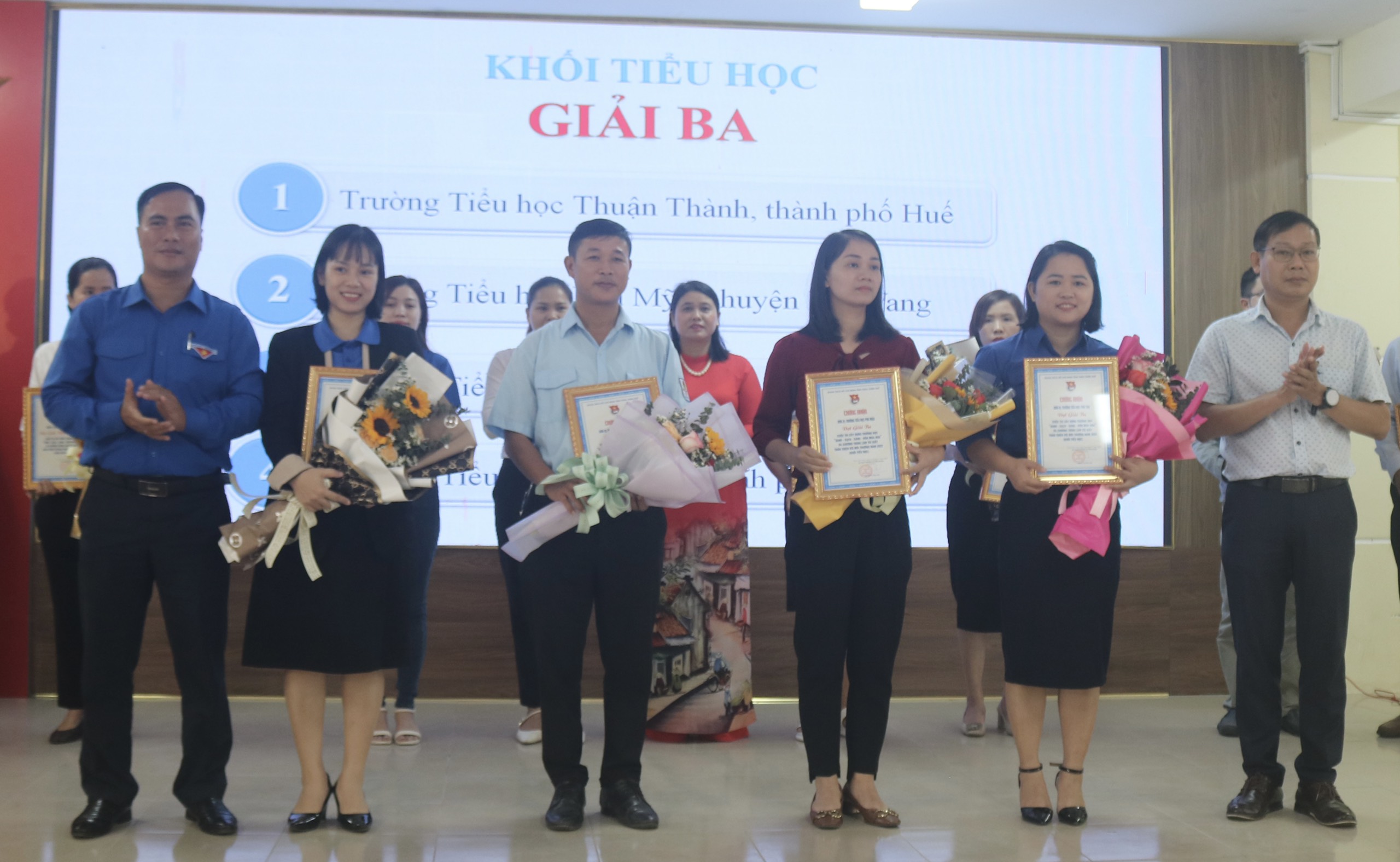 Trao giải Hội thi “Trường học Xanh- sạch- sáng- bốn mùa hoa”