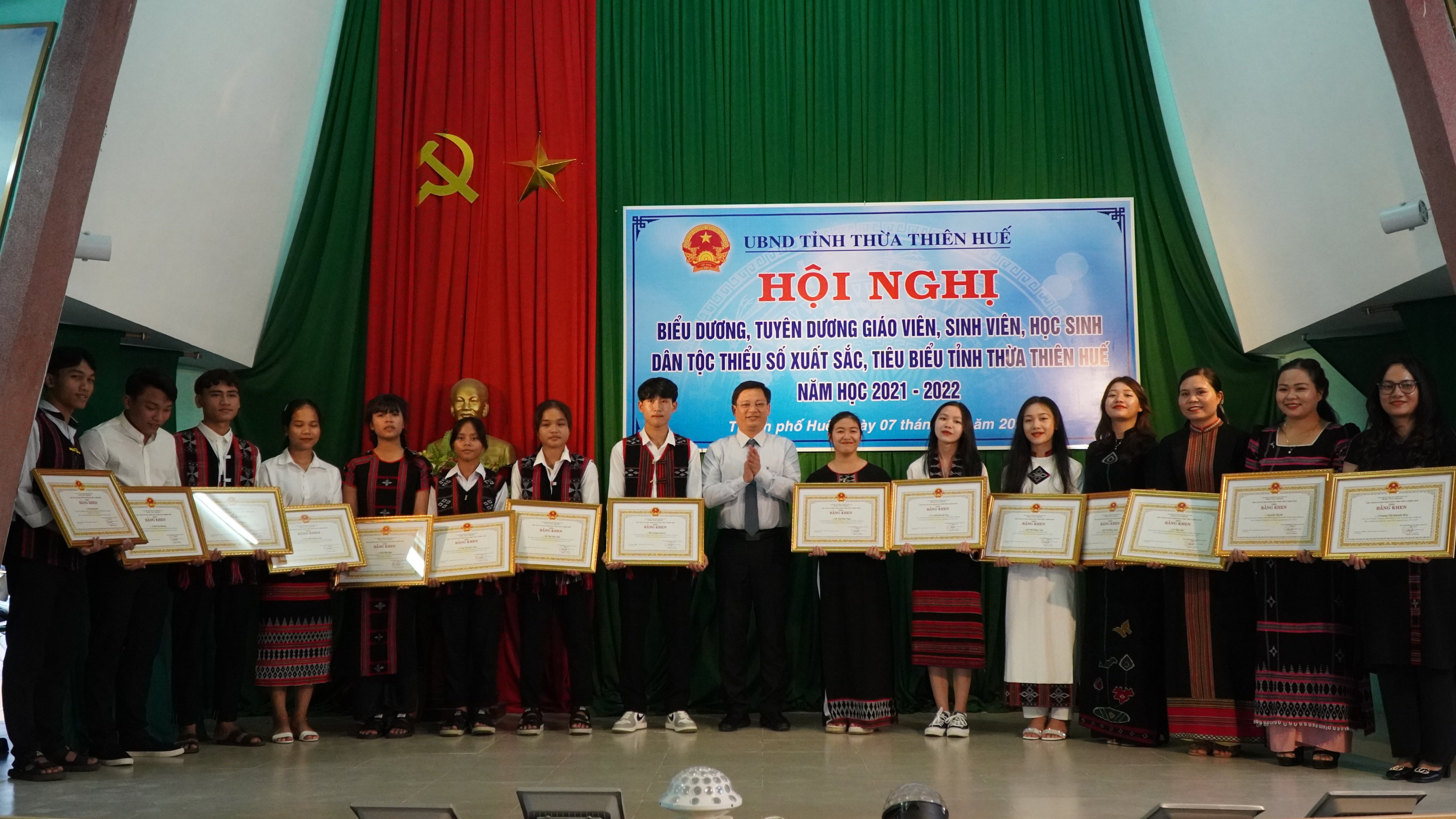 Tuyên dương giáo viên, sinh viên, học sinh dân tộc thiểu số có thành tích xuất sắc