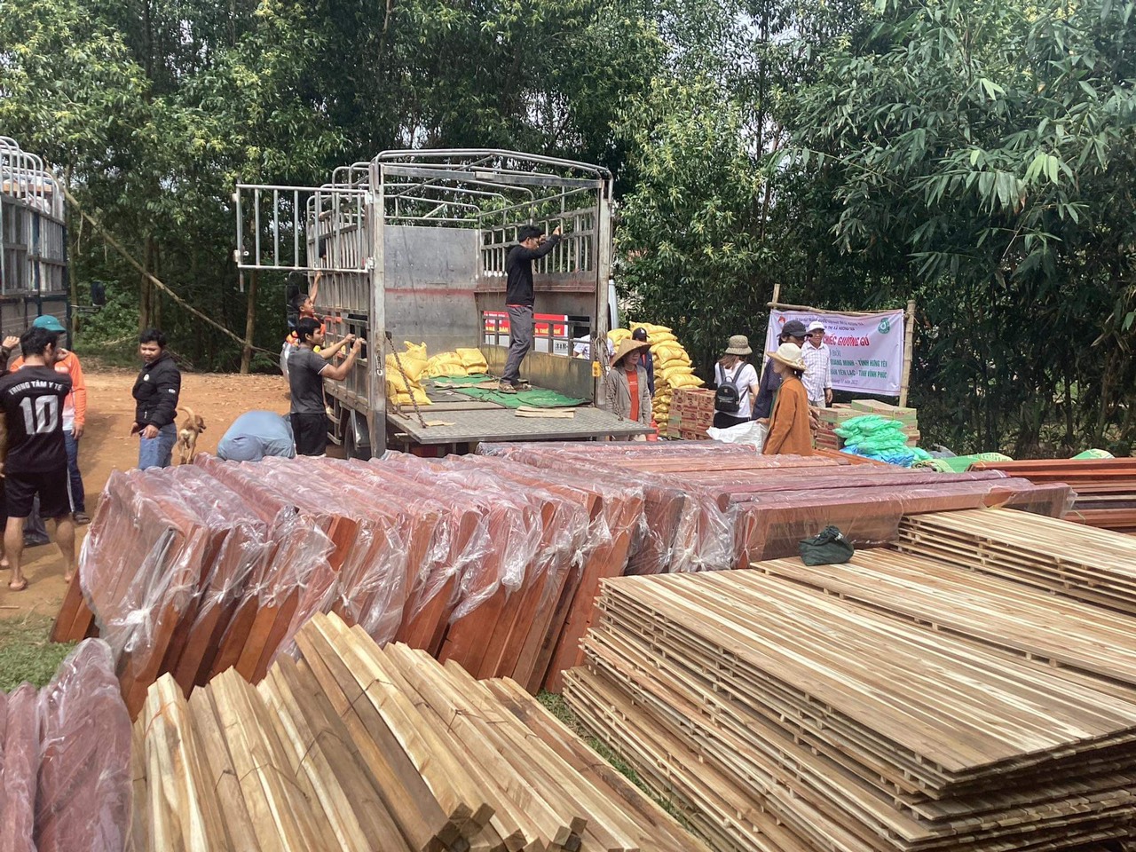 Trên 500 triệu đồng quà tặng hỗ trợ người dân thôn Bồ Hòn