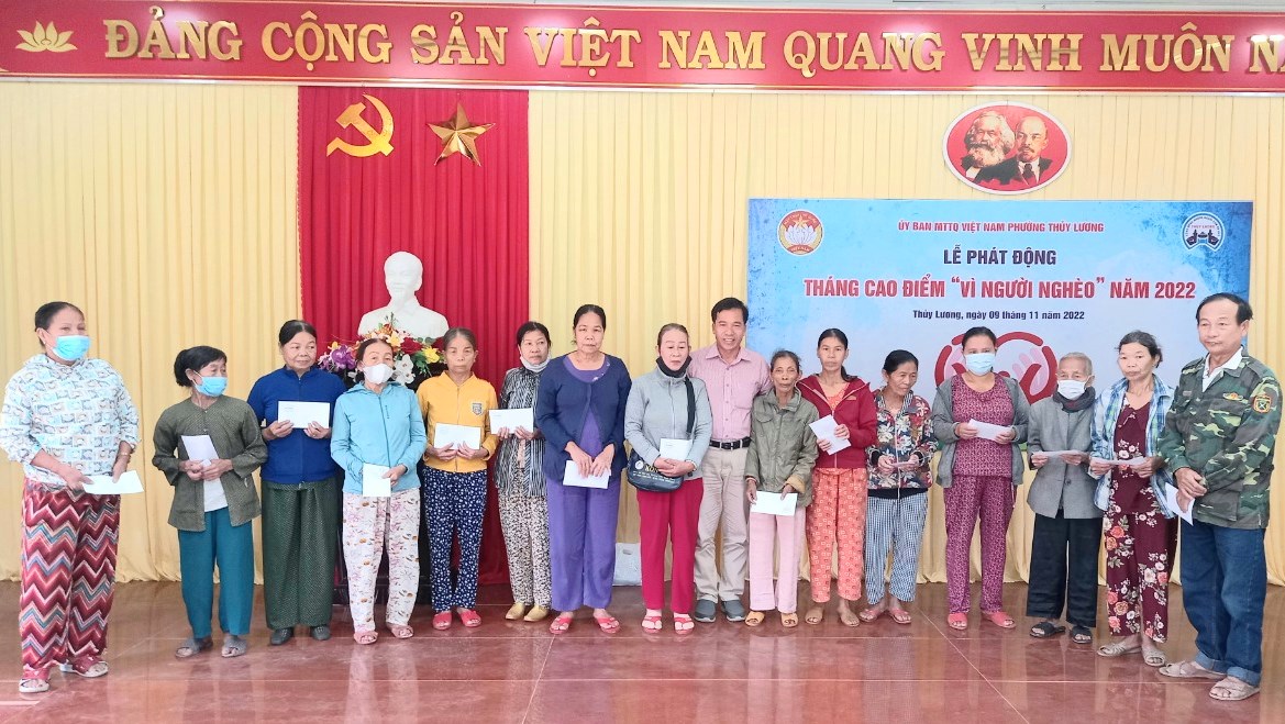 Tặng nhà Đại đoàn kết, phát động tháng cao điểm vì người nghèo