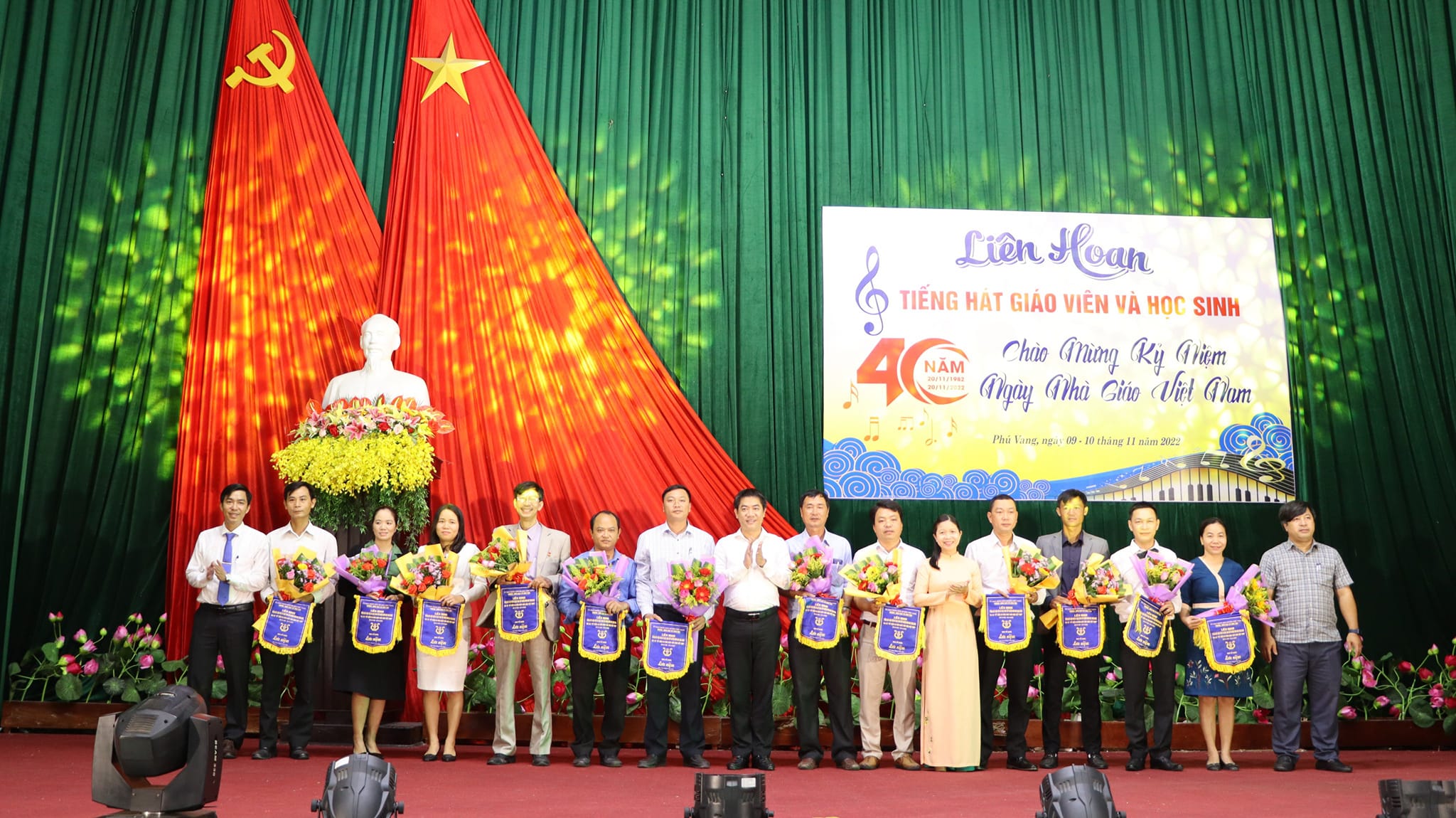 Liên hoan tiếng hát giáo viên và học sinh