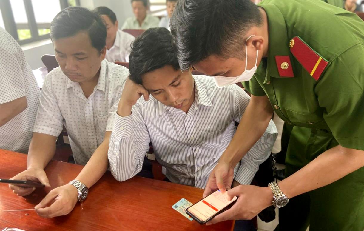 Hỗ trợ người dân đăng ký VNEID tại nhà