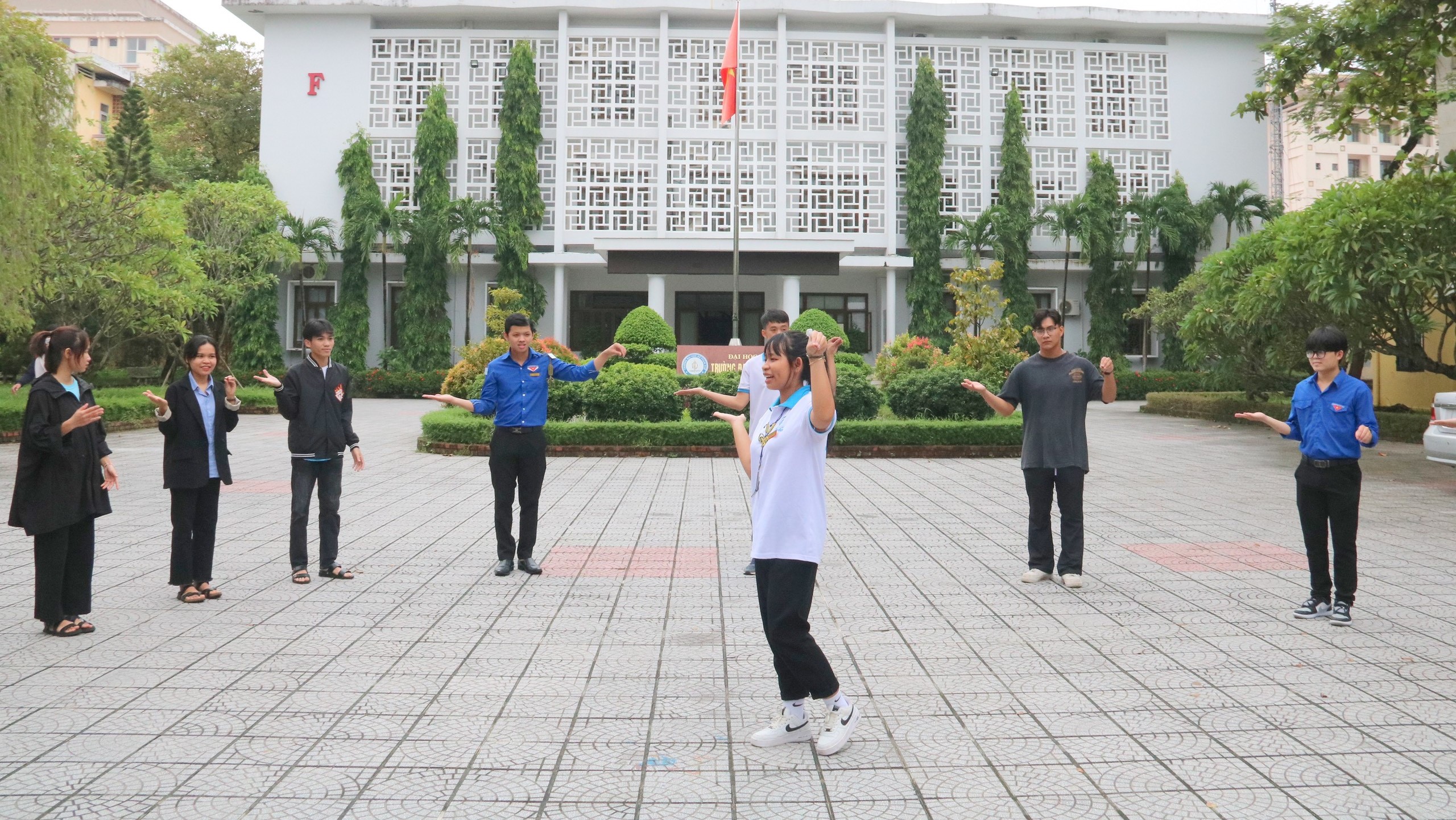 Người trẻ truyền nhau năng lượng tích cực