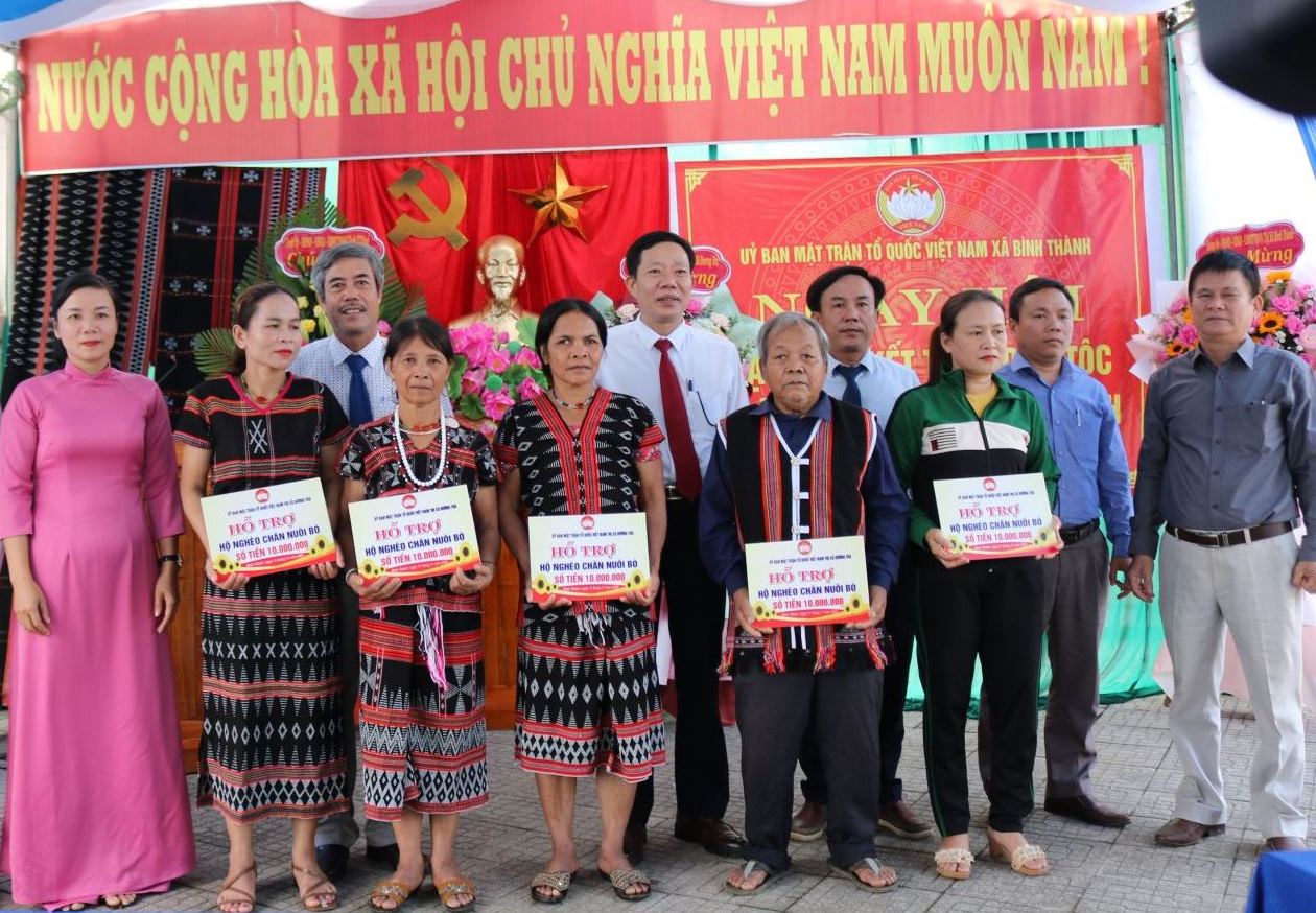 Trao 100 triệu đồng nâng cấp nhà văn hóa phường Tây Lộc