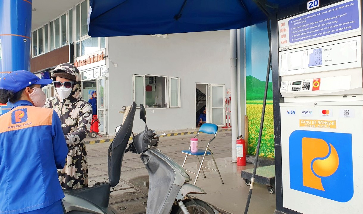 Giá xăng tiếp tục tăng