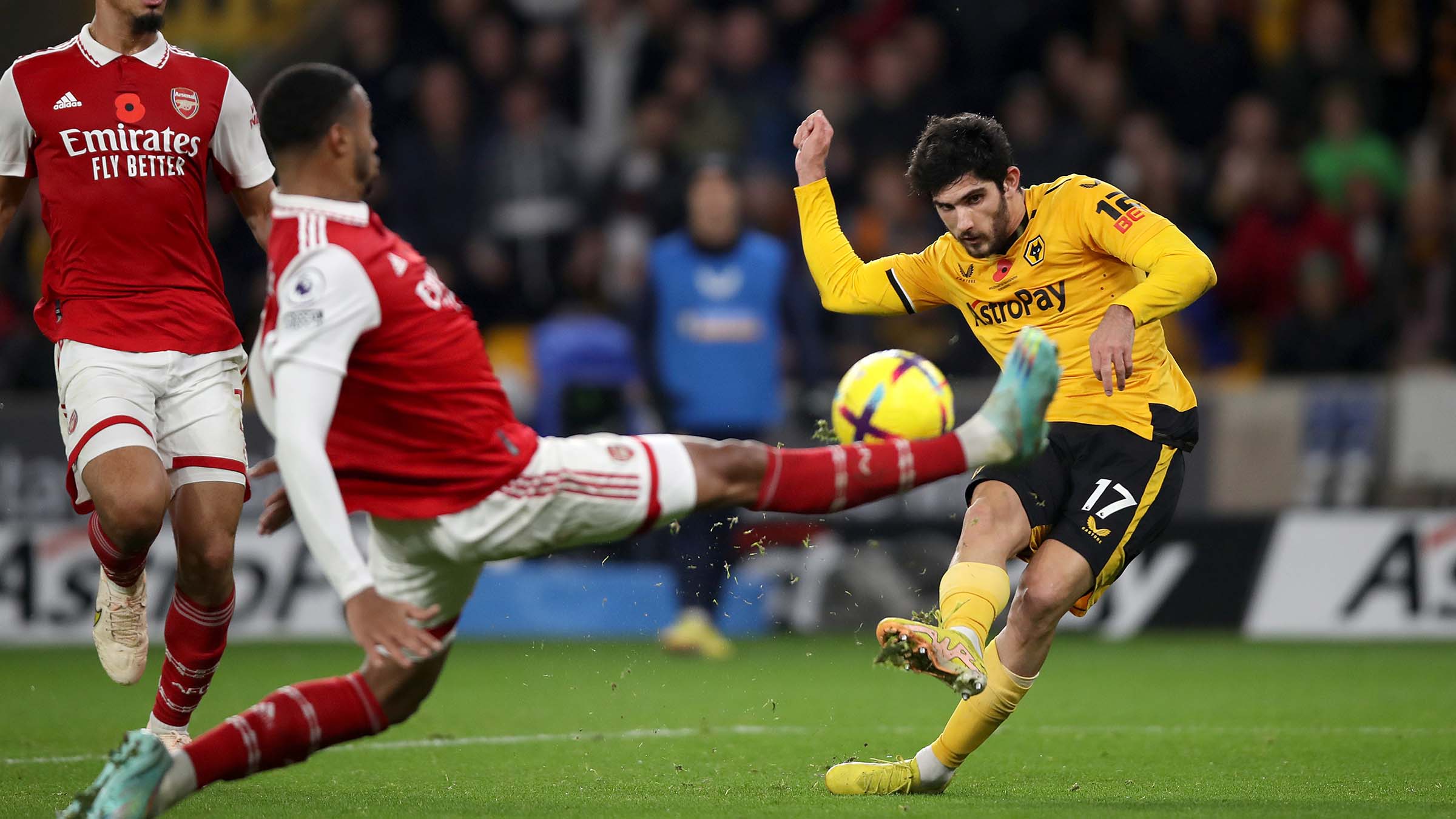 Thắng nhẹ nhàng, Pháo thủ nới rộng cách biệt với Man City